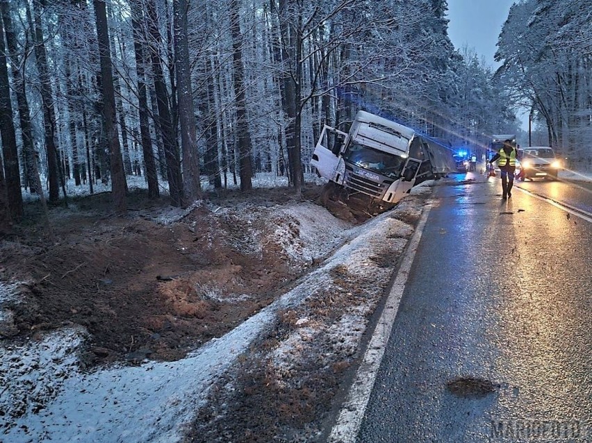 Ciężarówka wpadła do rowu na trasie Opole - Kluczbork.
