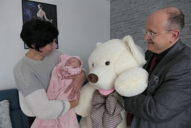 Wójt gminy Bełchatów odwiedził pierwsze urodzone w tym roku w  gminie dziecko