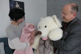 Wójt gminy Bełchatów z wizytą u małej Mai, pierwszego dziecka urodzonego w gminie w 2023 roku