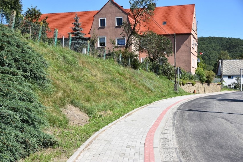 Nowe chodniki przy drogach powiatowych w Bystrzycy Górnej i Pogorzale