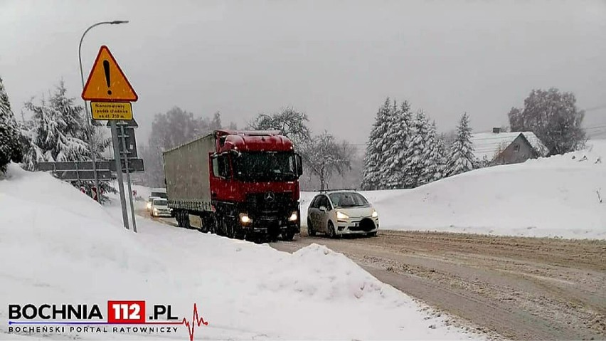 Trudne warunki na drodze wojewódzkiej nr 965 koło Bochni,...