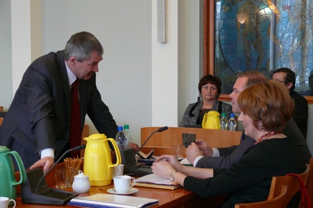 Edward Olszewski ( z lewej), to czołowy polityk współrządzącego miastem i powiatem PLUSa. Od kilku tygodni jest prezesem Wod-Kanu. Wcześniej szefował w Administracji Domów Mieszkalnych