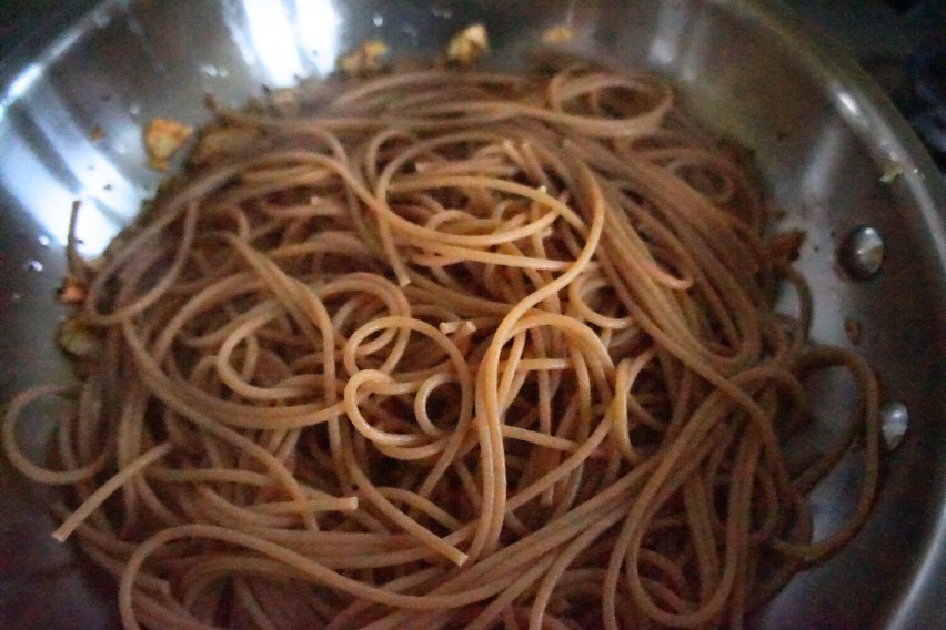 Ugotowany makaron spaghetti należy przełożyć na patelnię z...