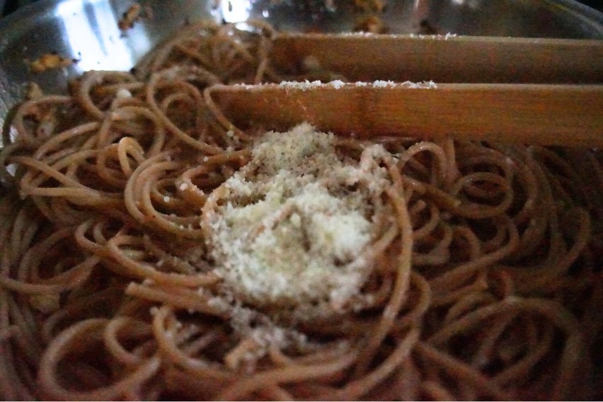 Przed podaniem spaghetti należy połączyć z parmezanem....