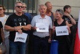 Protest przed sądem w Kaliszu. "Ziobro musi odejść". ZDJĘCIA