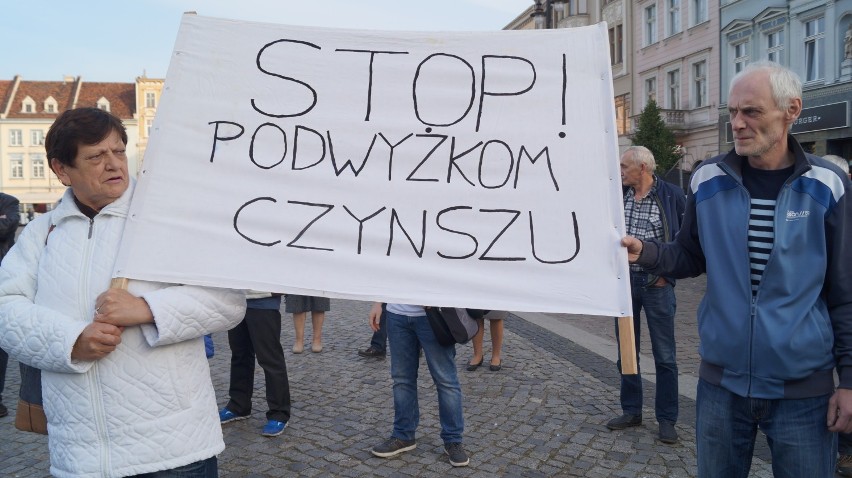 Bydgoszczanie protestowali przed ratuszem przeciwko podwyżce czynszów [zdjęcia, wideo]