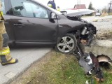 Orawa. Wypadek w Jabłonce. Auto wypadło z drogi. Dwie osoby trafiły do szpitala