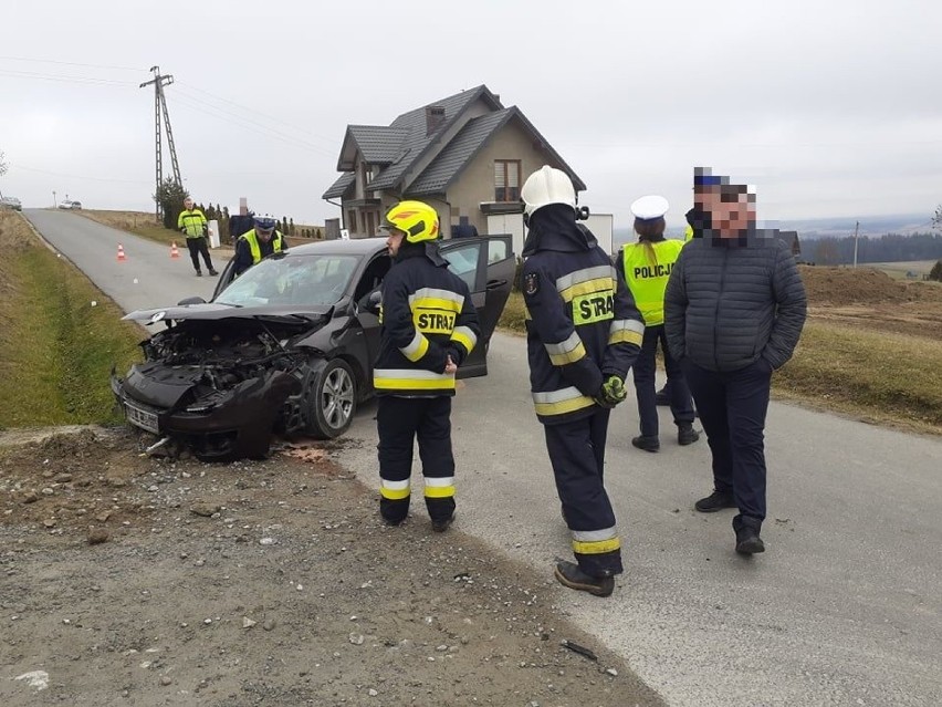 Orawa. Wypadek w Jabłonce. Auto wypadło z drogi. Dwie osoby trafiły do szpitala