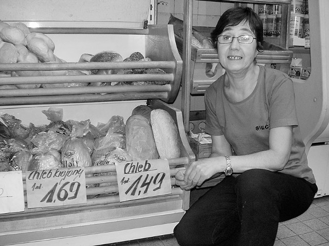 Daniela Lipska ze sklepu "U Toma" cieszy się, że chleb u niej jest tańszy o 71 groszy na bochenku, bo to przyciąga klientów.