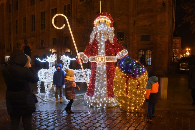 Toruń już jest przygotowany na święta. W centrum miasta rozbłysły nowe iluminacje. Warto wieczorem wybrać się na starówkę.

Zobacz także: Festiwal Biegów Świętych Mikołajów w Toruniu [ZDJĘCIA]

Iluminacje świąteczne na starówce. Toruń jest przygotowany na święta [ZDJĘCIA]