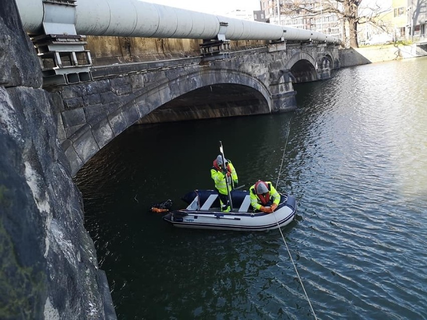 Wrocław. Płetwonurkowie pracują przy remoncie mostów Pomorskich [ZDJĘCIA]