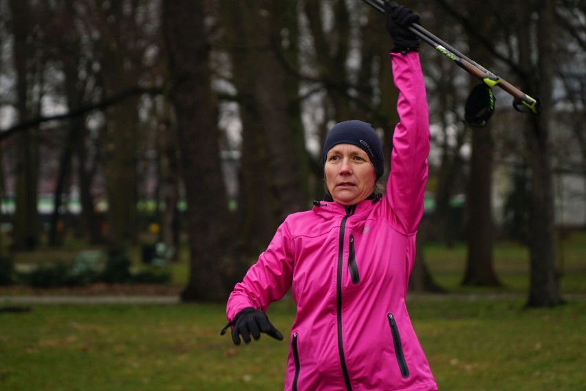 Nordic walking pod rękę w walentynkowym biegu w skierniewickim parku