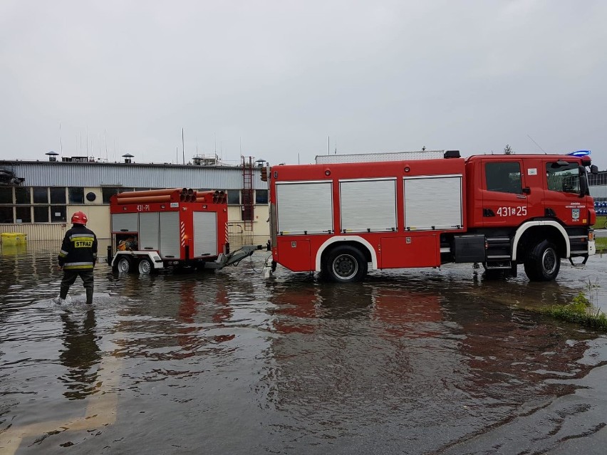Gwałtowne opady i podtopienia w Hażlachu i w Cieszynie. Duże straty i nieprzejezdne drogi (ZDJĘCIA)