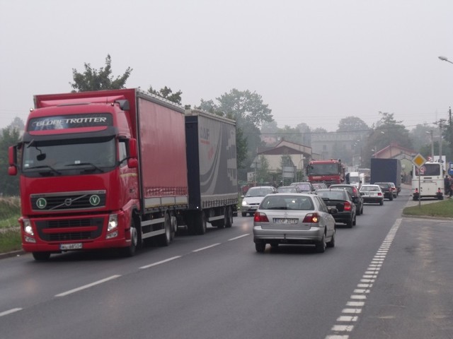 Ruch wahadłowy w kilku miejscach drogi K-12 spowodował w mieście ogromne korki na ulicach