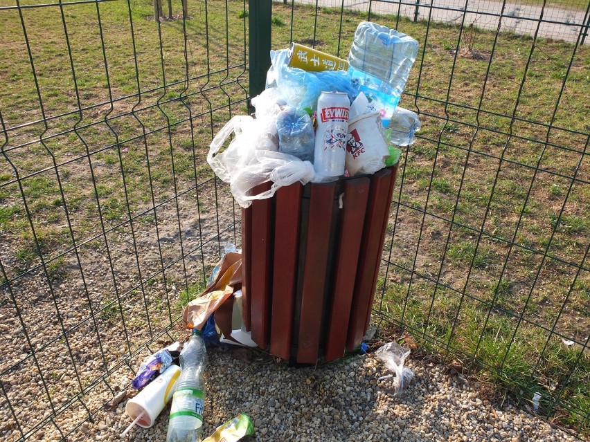 W Opolu śmieci zalegają w koszach