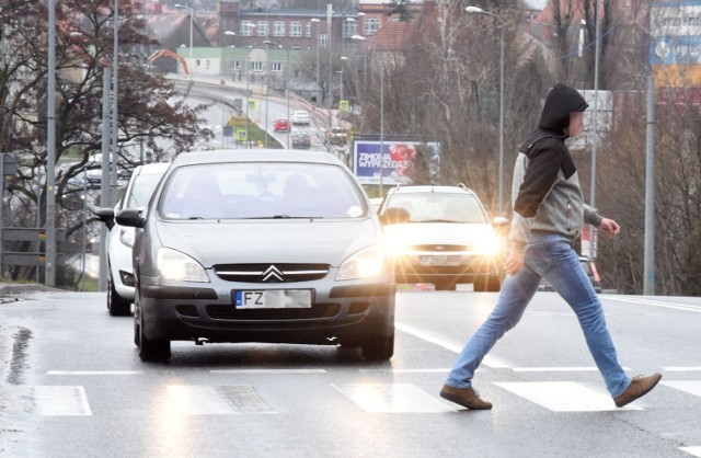 Mieszkańcy Zielonej Góry czują się niebezpiecznie na przejściach dla pieszych. Padający śnieg, deszcz, szybko zapadający zmierzch, nieodpowiednie doświetlenie przejść czy źle działająca sygnalizacja świetlna, to często efekt groźnych potrąceń.