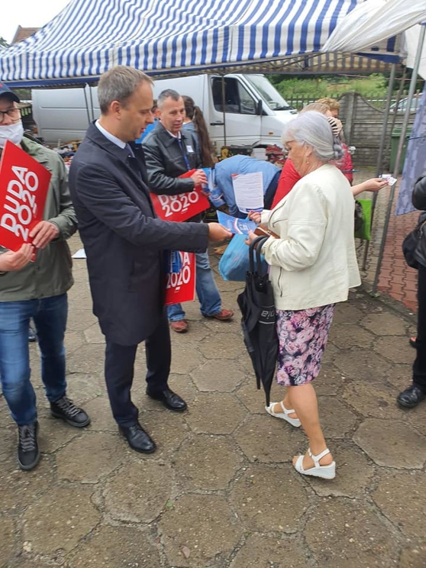 Na oleśnickim targowisku zachęcali do głosowania na Andrzeja Dudę