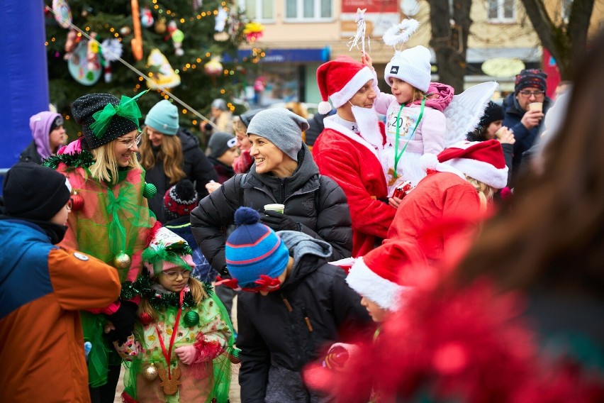 Rodziny i przebierańcy na świątecznym rynku w Dębicy [ZDJĘCIA]