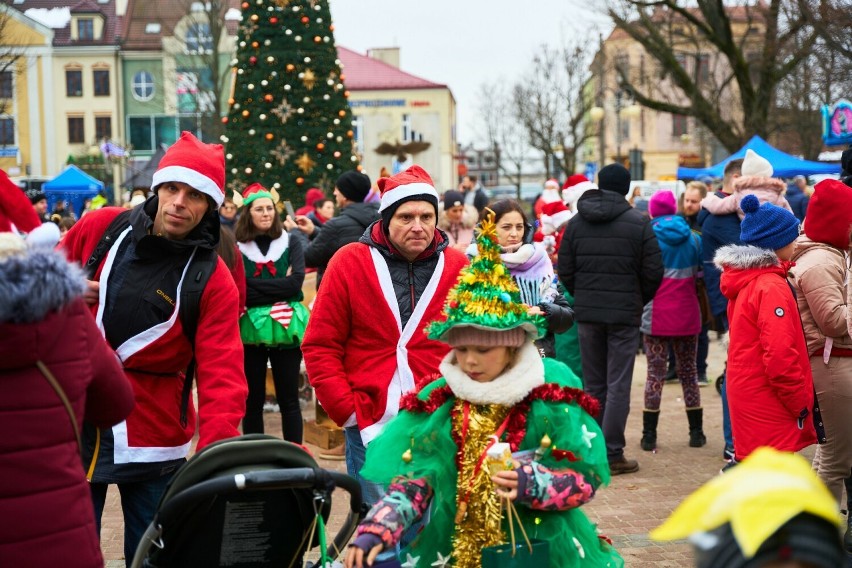Rodziny i przebierańcy na świątecznym rynku w Dębicy [ZDJĘCIA]