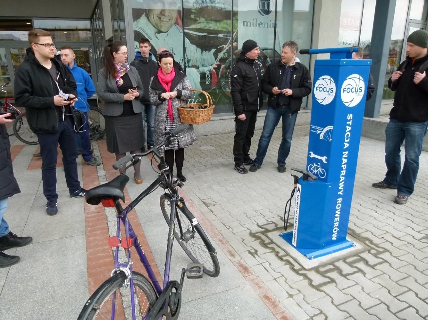 Stacja naprawy rowerów przed galerią Focus Mall w Piotrkowie