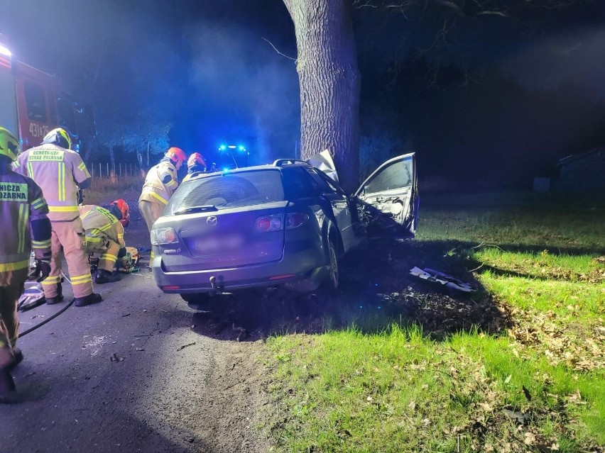 Tragiczny wypadek w Rurzycy - samochód uderzył w drzewo