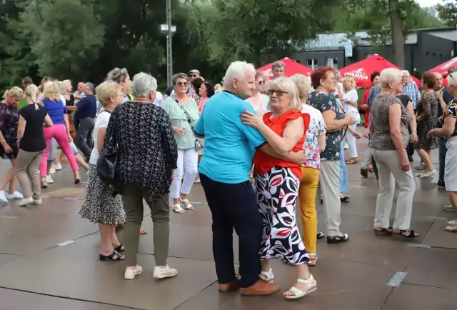 Niedzielna potańcówka jak zawsze cieszyła się ogromnym zainteresowaniem mieszkańców.