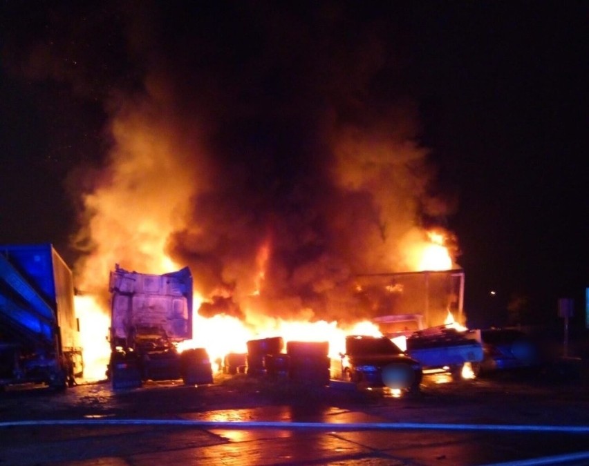 Rusocin. Duży pożar samochodów na parkingu 01.11.2022 r. Spłonęło 16 pojazdów!