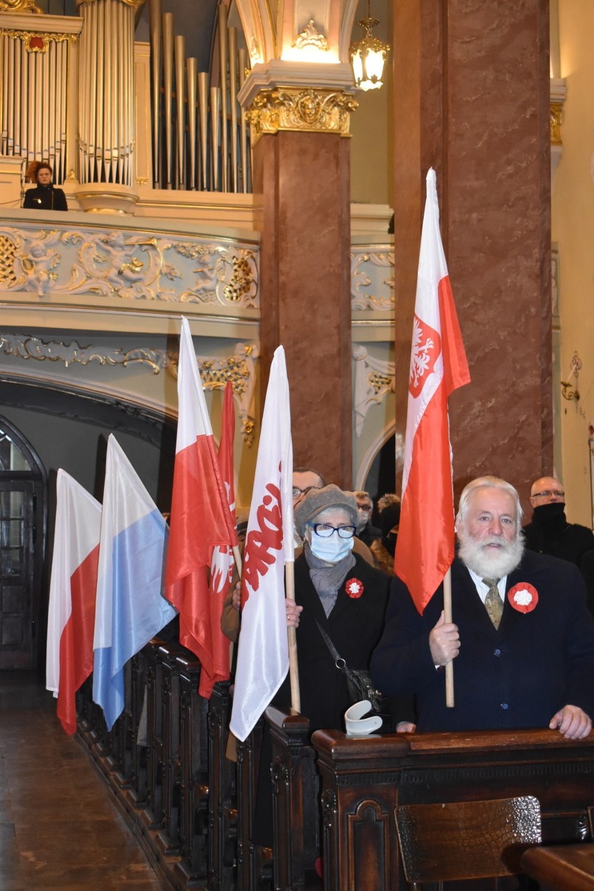 Pleszew. 39. rocznica stanu wojennego. Członkowie "Solidarności'' modlili się za Ojczyznę i złożyli kwiaty pod tablicami pamiątkowymi