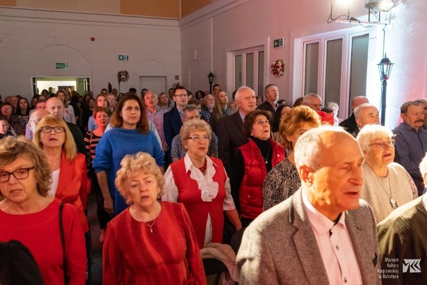 Śpiewanie Patriotyczne w Muzeum Kultury Kurpiowskiej w Ostrołęce. 11.11.2022. Zdjęcia