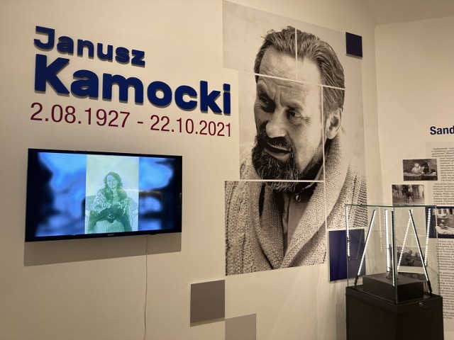 Głównym założeniem przygotowywanej ekspozycji jest przypomnienie sylwetki doktora Janusza Marii Saryusza Kamockiego (1927-2021), który przez całe życie związany był z Sandomierzem i Sandomierszczy-zną. Zobacz na kolejnych slajdach co pokazano na wystawie.
