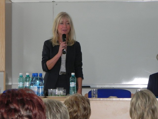 Sędzia Anna Maria Wesołowska podczas spotkania z publicznością w Ostrowcu Świętokrzyskim.