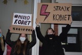 Strajk kobiet w Sępólnie Krajeńskim w sprawie aborcji. Pod biurem poselskim PiS zapłonęły znicze