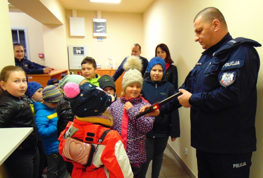 Policjantów z oświęcimskiej komendy odwiedziły dzieci z...