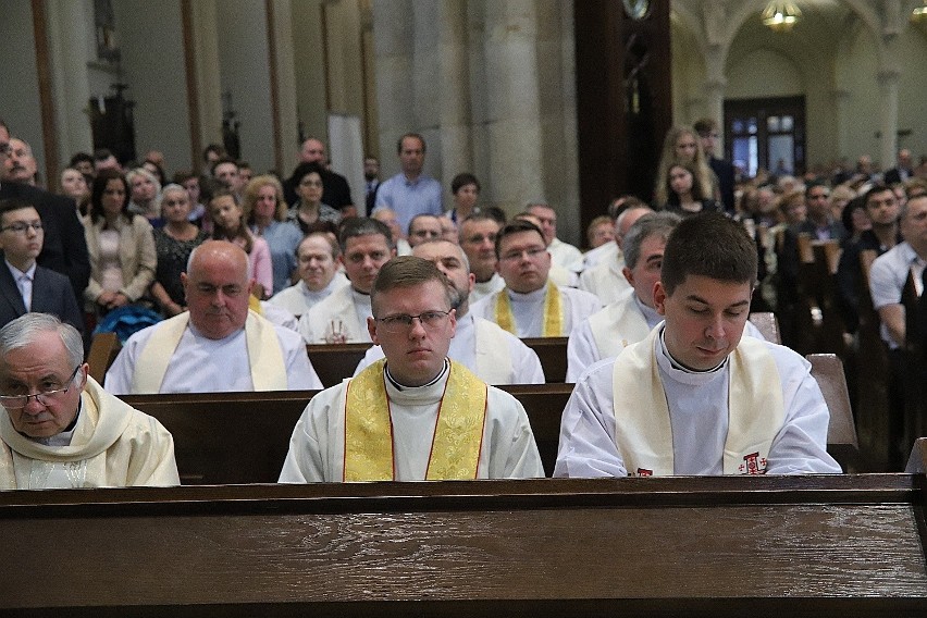 Dziewięciu nowych kapłanów archidiecezji łódzkiej. Święceń w łódzkiej katedrze udzielił abp Grzegorz Ryś
