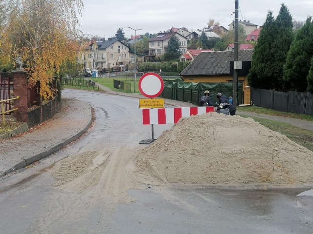 Na ulicy  Różanej w Sandomierzu rozpoczęły się dziś, wtorek 25 października prace remontowe II etapu przebudowy tej ulicy. Zarządca drogi sugeruje skorzystanie z innej trasy komunikacji.