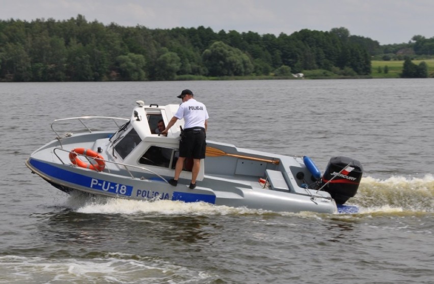 Kaliscy policjanci uratowali tonącego 20-latka. Mężczyzna próbował odebrać sobie życie