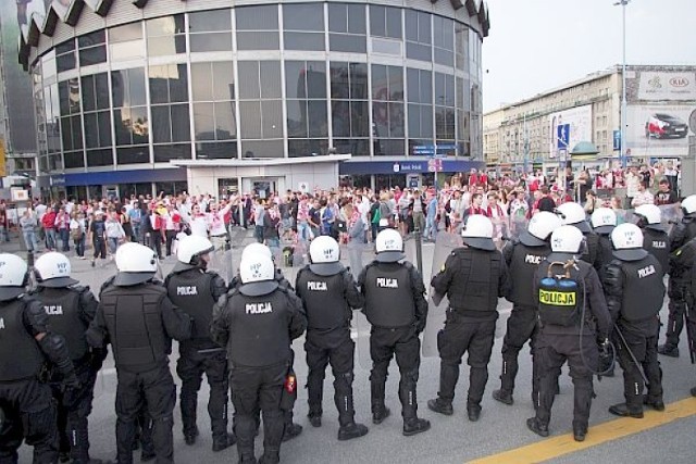 Policja podsumowała straty po bijatykach kiboli przed Stadionem ...