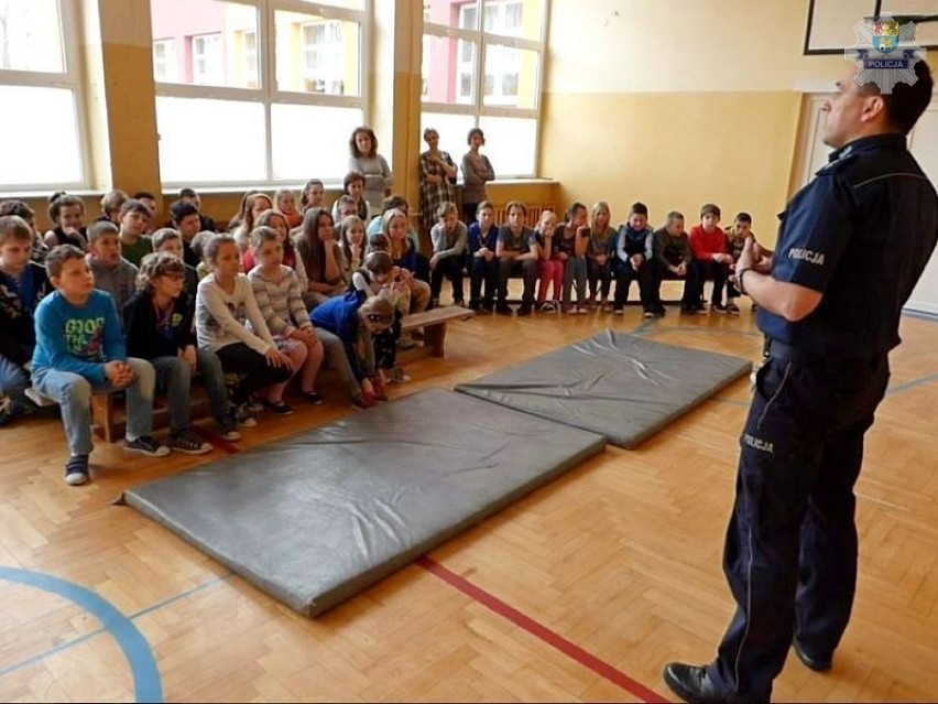 Policja z Lęborka opowiedziała dzieciom o odpowiedzialności...