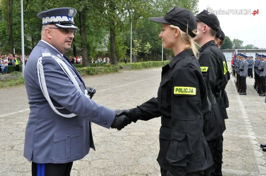 Katowice: Ślubowanie 95 nowych policjantów, mianowania i nagrody [WIDEO]