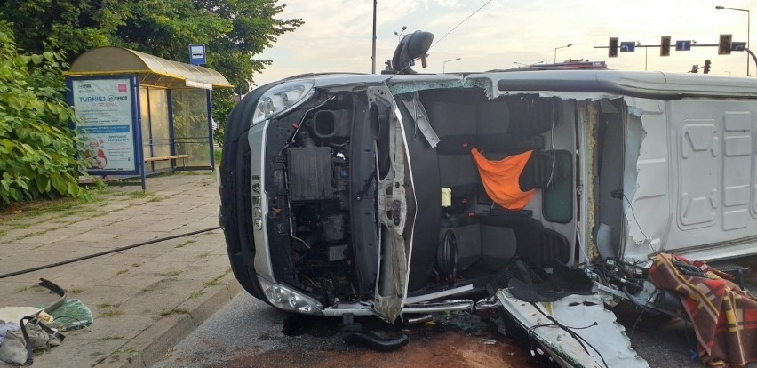 Tarnów. Wypadek busa i ciężarówki na ulicy Nowodąbrowskiej. Kierowcę uwolniono z rozbitego pojazdu przez rozcięty dach