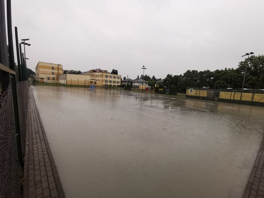 W porze deszczowej na boisku przy Publicznej Szkole...