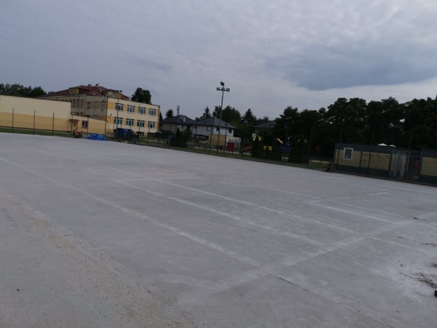 W Grójcu trwają prace nad przebudową dwóch boisk przy szkołach. Kiedy koniec robót?