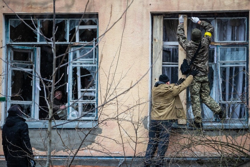Wojna na Ukrainie. Żytomierz zrujnowany po ataku rakietowym [ZDJĘCIA]