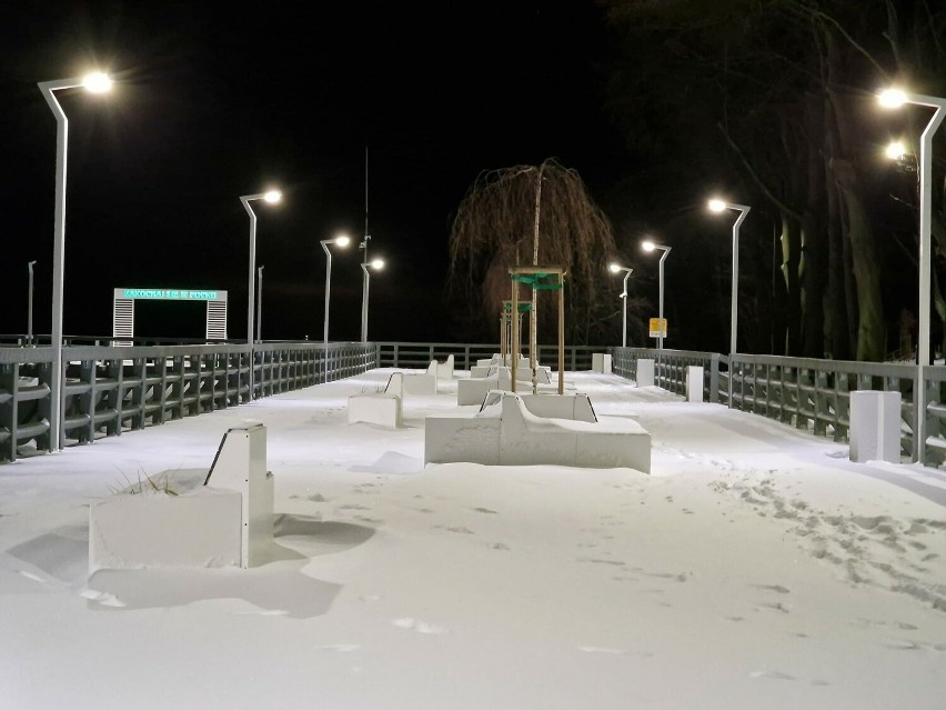 Zima w Pucku - styczniowe obraz  miasta pod śniegiem