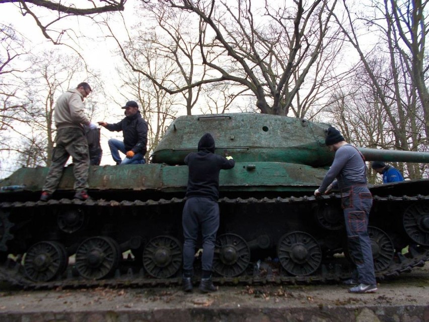 Prace renowacyjne czołgu IS-2 w Pyrzycach [ZDJECIA] 