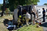 Wypadek autokaru na Mazowszu. Pojazd przewrócił się i wpadł do rowu. Krajowa „dwójka” jest zablokowana w obu kierunkach