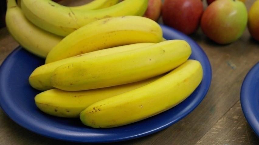 Banan kwalifikuje się do owoców wysokokalorycznych. W 100...