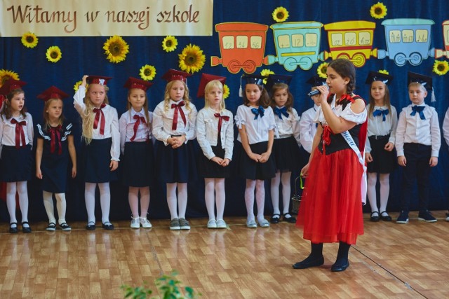Uroczyste pasowanie na ucznia w Szkole Podstawowej numer 3 w Sandomierzu. Więcej na kolejnych zdjęciach.