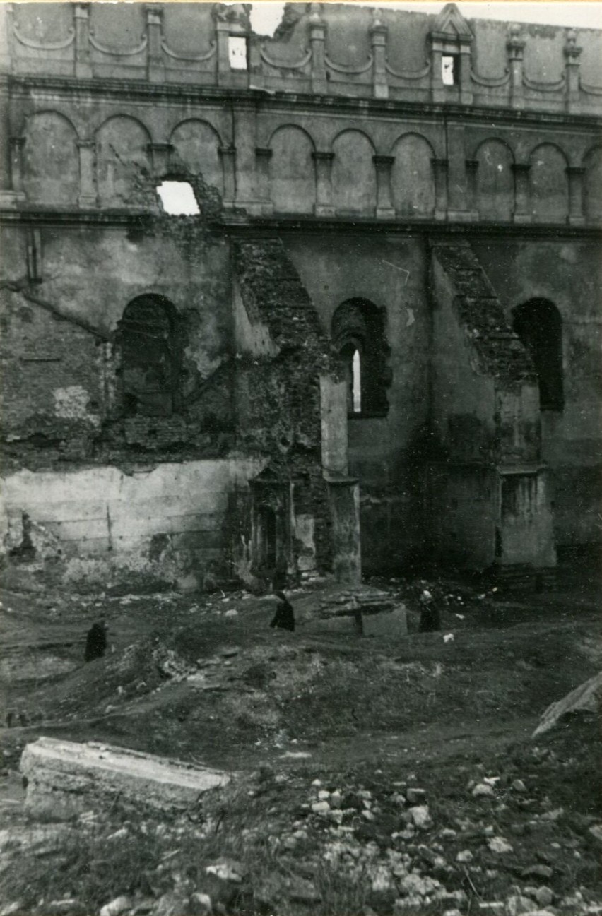Archiwalne zdjęcia z rozbiórki synagogi przy ul....