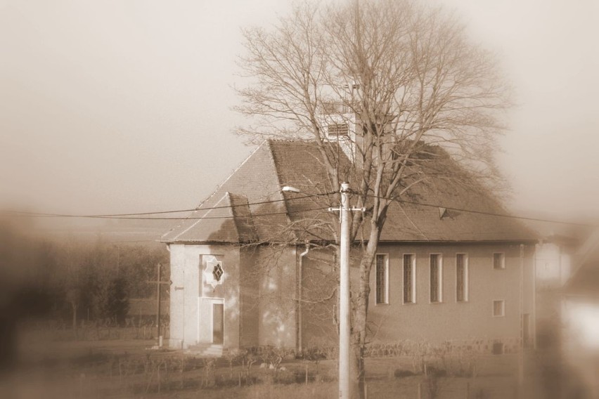 Kościół w Wierzchowie Dworcu jesienią (2009)